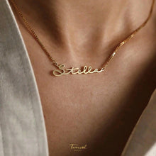Cargar imagen en el visor de la galería, Collar con nombre personalizado en acero 316L chapado en oro 18 k.