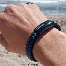 Cargar imagen en el visor de la galería, Pulsera de cuero y acero personalizable.