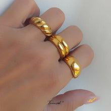 Cargar imagen en el visor de la galería, Anillo Maria en acero chapado en oro.