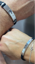 Cargar imagen en el visor de la galería, Pulsera unisex personalizable en acero inoxidable y cuero trenzado.