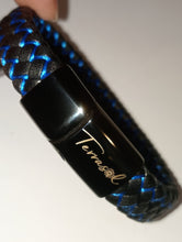 Cargar imagen en el visor de la galería, Pulsera de cuero y acero personalizable.