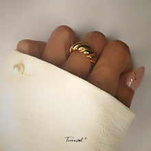 Cargar imagen en el visor de la galería, Anillo Maria en acero chapado en oro.