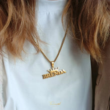 Cargar imagen en el visor de la galería, Collar Princesa, con nombre tallado en acero chapado en oro 18 k.