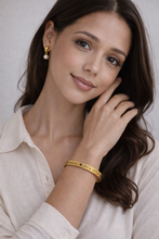 Cargar imagen en el visor de la galería, Brazalete Unisex personalizable en acero chapado en oro 18 k.