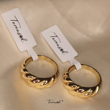 Cargar imagen en el visor de la galería, Anillo Maria en acero chapado en oro.