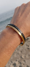 Cargar imagen en el visor de la galería, Brazalete Unisex personalizado en acero 316L. Eletropulido, negro