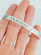 Cargar imagen en el visor de la galería, Brazalete Unisex personalizable en acero 316L. Chapado en oro blanco 18 k.