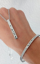 Cargar imagen en el visor de la galería, Brazalete Unisex personalizable en acero 316L. Chapado en oro blanco 18 k.