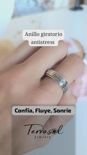 Cargar y reproducir el video en el visor de la galería, Anillo giratorio antiestrés personalizable,  en acero inoxidable.
