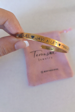 Cargar imagen en el visor de la galería, Brazalete Unisex personalizable en acero  chapado en oro 18 k.
