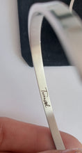 Cargar imagen en el visor de la galería, Brazalete Unisex personalizable en acero 316L. Chapado en oro blanco 18 k.
